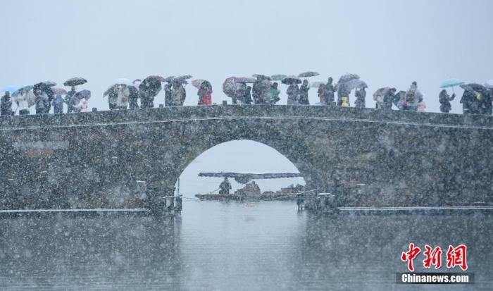 雪中的西湖美景吸引游人。 <a target='_blank'  data-cke-saved-href='/' href='/'>中新社</a>記者 王剛 攝