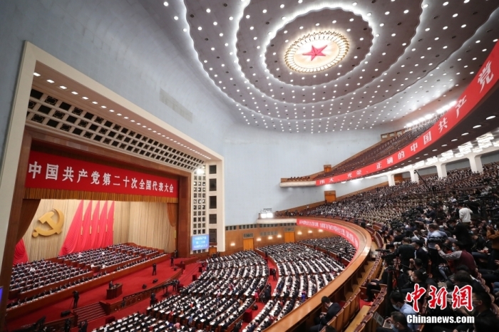 10月16日，中國(guó)共產(chǎn)黨第二十次全國(guó)代表大會(huì)在北京人民大會(huì)堂隆重開(kāi)幕。 <a target='_blank'  data-cke-saved-href='/' href='/'>中新社</a>記者 蔣啟明 攝 　
